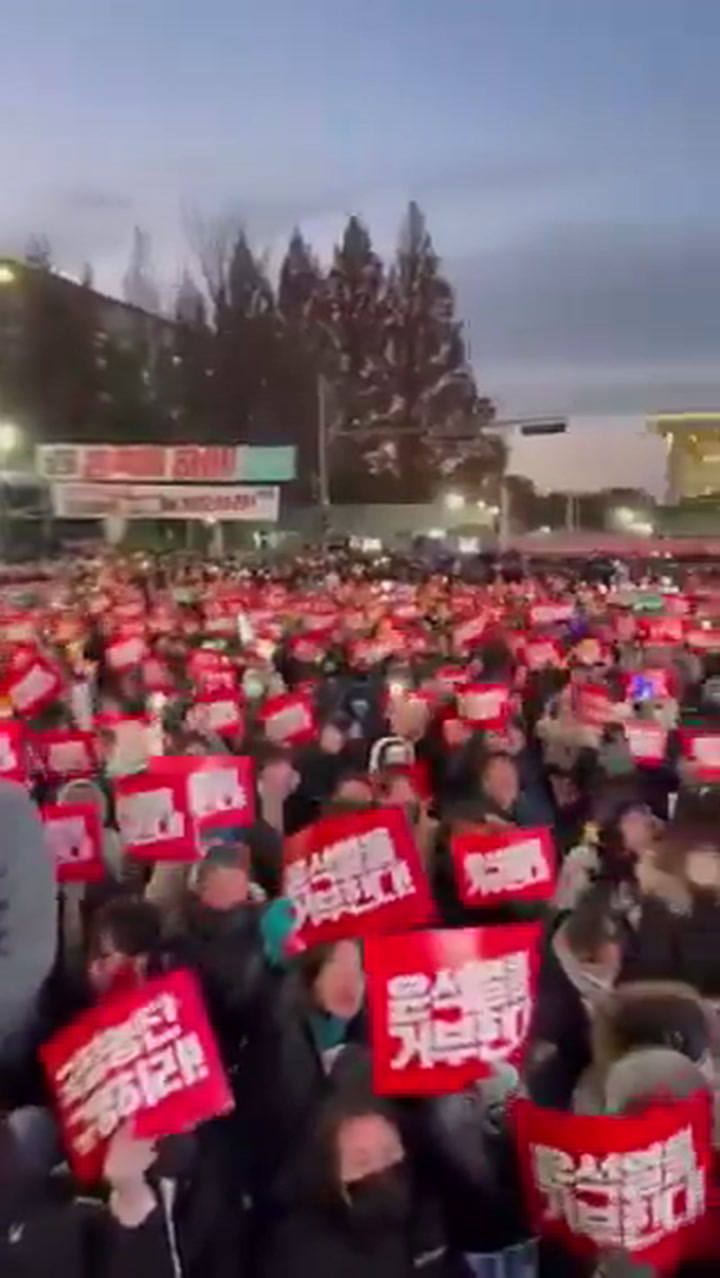 Protestas afuera de la Asamblea Nacional en Seúl. Corea del Sur