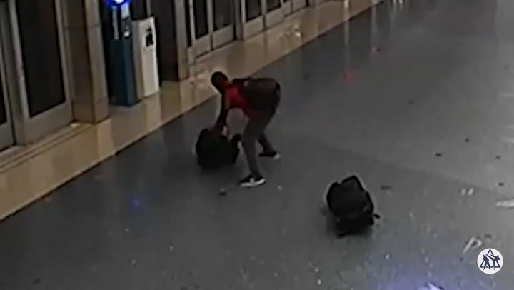 Caos en el aeropuerto de Phoenix: una disputa familiar deja cuatro heridos y desata otro incidente con un hombre armado, generando momentos de tensión en plena noche de Navidad