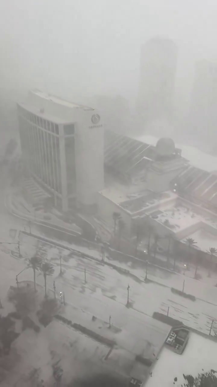 Una rara tormenta invernal cubrió el sur de los Estados Unidos con nevadas históricas, transformando paisajes icónicos como las playas de Florida y las calles de Nueva Orleans en escenarios completamente blancos