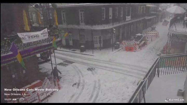 Una rara tormenta invernal cubrió el sur de los Estados Unidos con nevadas históricas, transformando paisajes icónicos como las playas de Florida y las calles de Nueva Orleans en escenarios completamente blancos