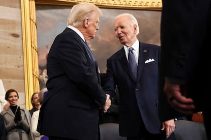 El presidente electo de Estados Unidos, Donald Trump, saluda al presidente Joe Biden a su llegada a la ceremonia de investidura en la Rotonda del Capitolio de Estados Unidos el 20 de enero de 2025 en Washington, DC. Donald Trump asume su segundo mandato como el 47º presidente de Estados Unidos