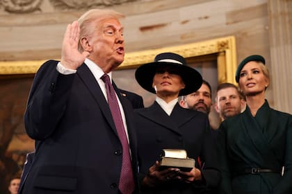 El presidente electo de Estados Unidos, Donald Trump, presta juramento ante Melania Trump, Ivanka Trump, Donald Trump Jr. y Eric Trump durante la ceremonia de investidura en la Rotonda del Capitolio de Estados Unidos el 20 de enero de 2025 en Washington, DC