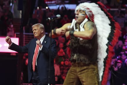 El presidente electo Donald Trump baila con The Village People en un mitin antes de la toma de posesión presidencial, el domingo 19 de enero de 2025