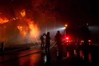 Bomberos y rescatistas trabajan en distintas áreas afectadas