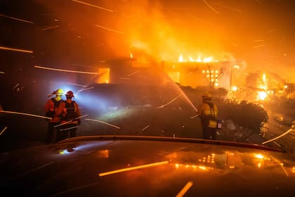 El viento no cede y el fuego es cada vez más amenazante