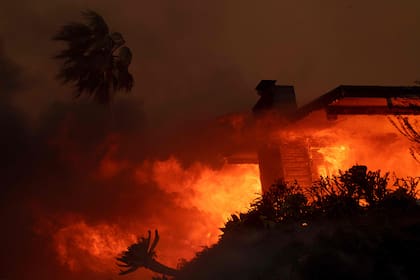 Los fuertes vientos no ayudan para poder controlar el fuego