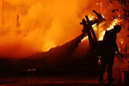 Los bomberos trabajan incansablemente en las zonas afectadas