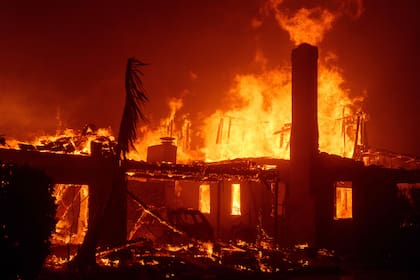 Una casa envuelta en llamas en Palisades
