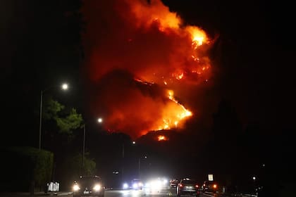 Los habitantes de Sierra Madre circulan en medio del incendio