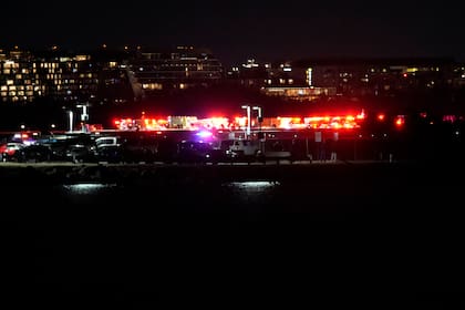 Personal de emergencias responde al lugar de un posible accidente aéreo al sur del Aeropuerto Nacional Ronald Reagan de Washington, el miércoles 29 de enero de 2025. (AP Foto/Alex Brandon)