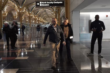 Rob Henning, centro, camina para controlar a los pasajeros en el Aeropuerto Nacional Ronald Reagan de Washington, el jueves 30 de enero de 2025, en Arlington, Virginia (Foto AP/Julio Cortez)