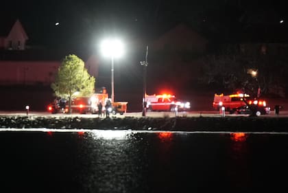 Se ve personal de emergencia al otro lado del río Potomac desde el Aeropuerto Nacional Ronald Reagan de Washington el miércoles 29 de enero de 2025 en Arlington, Virginia (Foto AP/Alex Brandon)