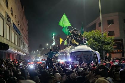 Un autobús que transporta prisioneros palestinos liberados llega a la ciudad cisjordana de Beitunia, la madrugada del lunes 20 de enero de 2025