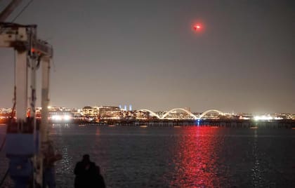 Un helicóptero sobrevuela el río Potomac cerca del Aeropuerto Nacional Reagan en busca de sobrevivientes de un accidente aéreo visto desde Daingerfield, Alexandria, Virginia,