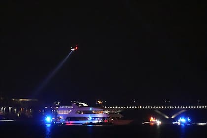 Un helicóptero vuela sobre el río Potomac, al sur del Aeropuerto Nacional Ronald Reagan de Washington, visto desde Hains Point, el miércoles 29 de enero de 2025, en Washington. (Foto AP/Mark Schiefelbein)