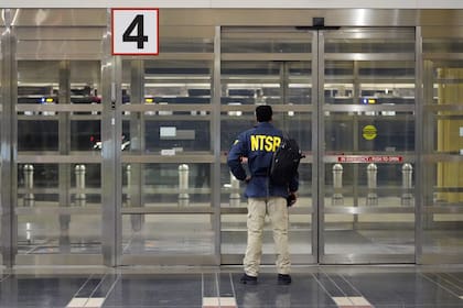 Un miembro de la Junta Nacional de Seguridad en el Transporte (NTSB) junto a una puerta en el Aeropuerto Nacional Ronald Reagan de Washington, el miércoles 29 de enero de 2025, en Arlington, Virginia (Foto AP/Julio Cortez)