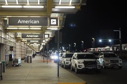 Vehículos policiales estacionados en el Aeropuerto Nacional Ronald Reagan de Washington, el miércoles 29 de enero de 2025, en Arlington, Virginia (Foto AP/Julio Cortez)