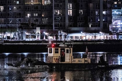 WASHINGTON, DC - 29 DE ENERO: Unidades de respuesta de emergencia realizan operaciones de búsqueda y rescate en el río Potomac cerca del aeropuerto Ronald Reagan de Washington el 29 de enero de 2025 en Washington, DC