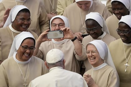Con un grupo de monjas durante su audiencia general semanal en el Aula Papa Pablo VI del Vaticano, el 30 de agosto de 2023