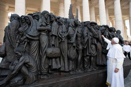 El papa Francisco asiste a la inauguración de la escultura en memoria de los migrantes y refugiados titulada "Ángeles sin saberlo" del artista canadiense Timothy Schmaltz en la Plaza de San Pedro en el Vaticano, el 29 de septiembre de 2019