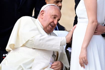 El papa Francisco bendice a una mujer embarazada durante la audiencia general semanal del 25 de septiembre de 2024 en la plaza de San Pedro del Vaticano