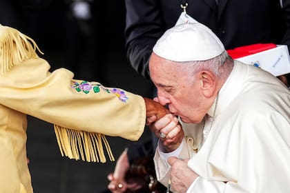 El papa Francisco besa la mano del sobreviviente de la escuela residencial Elder Alma Desjarlais de la Primera Nación de Frog Lake cuando llega a Edmonton, Alberta, Canadá, el 24 de julio de 2022