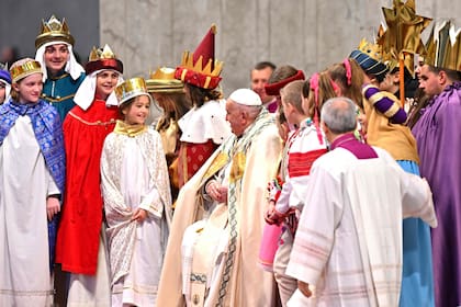El Papa Francisco celebra el Año Nuevo acompañado de niños vestidos con disfraces inspirados en personajes de la Natividad durante una misa en la Jornada Mundial de la Paz en la Basílica de San Pedro del Vaticano el 1º de enero de 2025