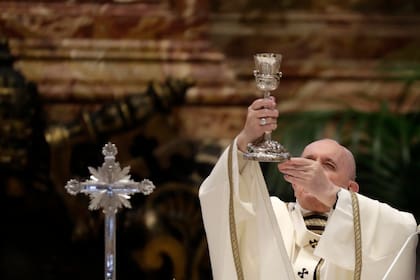 El papa Francisco celebra una Misa Crismal dentro de la Basílica de San Pedro en el Vaticano, el jueves 1º de abril de 2021