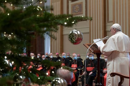 El papa Francisco durante una audiencia para el intercambio anual de felicitaciones navideñas con los miembros de la Curia Romana en el Vaticano, el 23 de diciembre de 2021