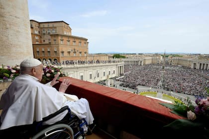 EL Papa Francisco en el balcón principal de la Basílica de San Pedro durante el mensaje Urbi et Orbi y la bendición a la ciudad y al mundo, como parte de las celebraciones de Pascua en el Vaticano, el 20 de abril de 2025