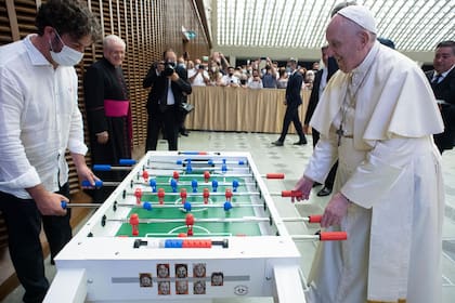 El papa Francisco juega al metegol en la Audiencia General, el 18 de agosto de 2021 