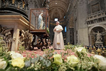 El papa Francisco junto a una estatua de la Virgen María durante una audiencia especial en la Cátedra de San Pedro, en la Basílica de San Pedro en el Vaticano, el 24 de noviembre de 2021 