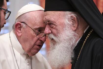 El papa Francisco junto al arzobispo de Atenas y líder de la Iglesia Ortodoxa de Grecia, Ieronymos II, en el arzobispado ortodoxo de Atenas, Grecia, el 4 de diciembre de 2021