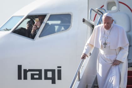 El papa Francisco llega al aeropuerto internacional de Erbil antes de su reunión con el presidente de la región del Kurdistán, Nechirvan Barzani, como parte de su visita al Kurdistán, el 7 de marzo de 2021