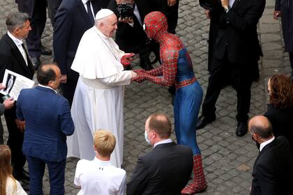 El papa Francisco saluda a Mattia Villardita, un joven disfrazado de Spider-Man que hace sonreír a los niños en las salas de pediatría de los hospitales, durante su audiencia general en el patio de San Damaso