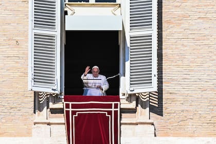 El papa Francisco saluda desde la ventana del palacio apostólico durante la oración semanal del Ángelus en el Vaticano, el 12 de marzo de 2023 