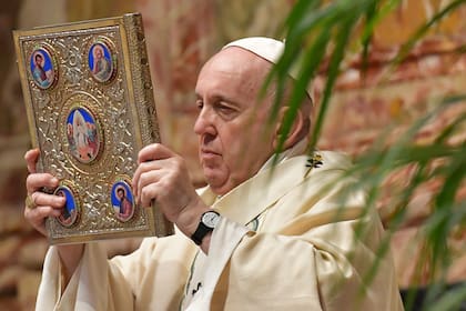 El papa Francisco sostiene el Libro de los Evangelios mientras celebra la Misa de Pascua el 4 de abril de 2021 en la Basílica de San Pedro en el Vaticano durante la pandemia del coronavirus Covid-19