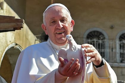 El papa Francisco sostiene una paloma blanca en una plaza cerca de las ruinas de la Iglesia católica siríaca de la Inmaculada Concepción (al-Tahira-l-Kubra), en la ciudad vieja de Mosul, en el norte de Irak, el 7 de marzo de 2021