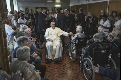 El papa Francisco visita el Hogar San José para ancianos en Bruselas durante su viaje de cuatro días a Luxemburgo y Bélgica, el 27 de septiembre de 2024