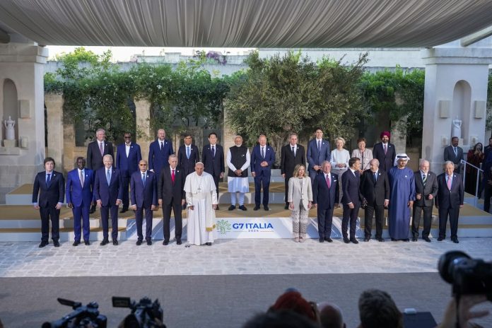 foto-grupal-tomada-durante-la-cumbre-del-g7-en-O2M5SXARVVCQ7L3IFPYN42C4WQ.JPG
