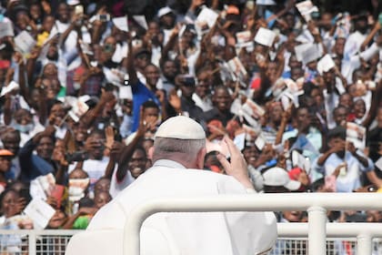 Francisco saluda mientras llega en papamóvil a un encuentro con jóvenes y catequistas en el Estadio de los Mártires en Kinshasa, República Democrática del Congo (RDC), el 2 de febrero de 2023