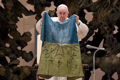 El papa Francisco sostiene una bandera de Ucrania, el 6 de abril de 2022