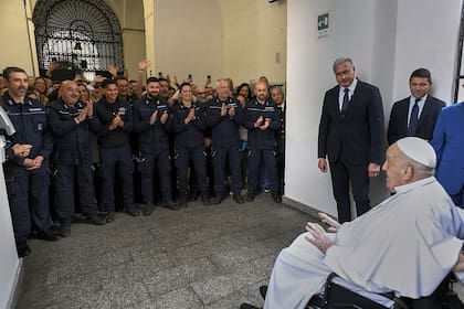El Papa Francisco durante su visita a la penitenciaría Regina Coeli en Roma el Jueves Santo, jueves 17 de abril de 2025