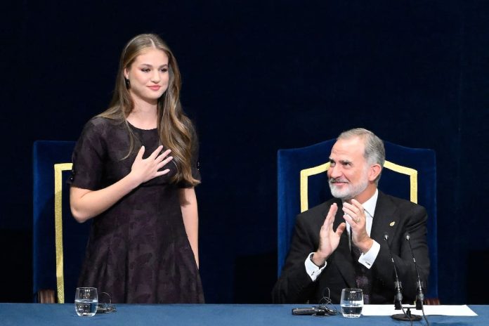la-princesa-leonor-junto-a-su-padre-el-rey-felipe-AMO7NVAPOVE2LPORSECEN4W5XA.JPG