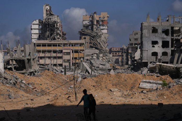 palestinos-caminan-entre-las-ruinas-en-el-campo-FJR6BJGNOBEKPHMRSUTMZWRZHU.JPG