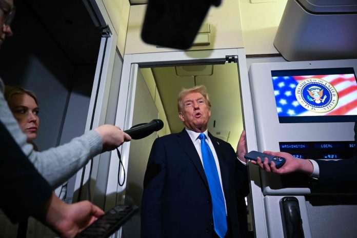 trump-habla-con-la-prensa-a-bordo-del-air-force-SGXIRMBRPZE3FEE6FBLZMKRKSI.JPG