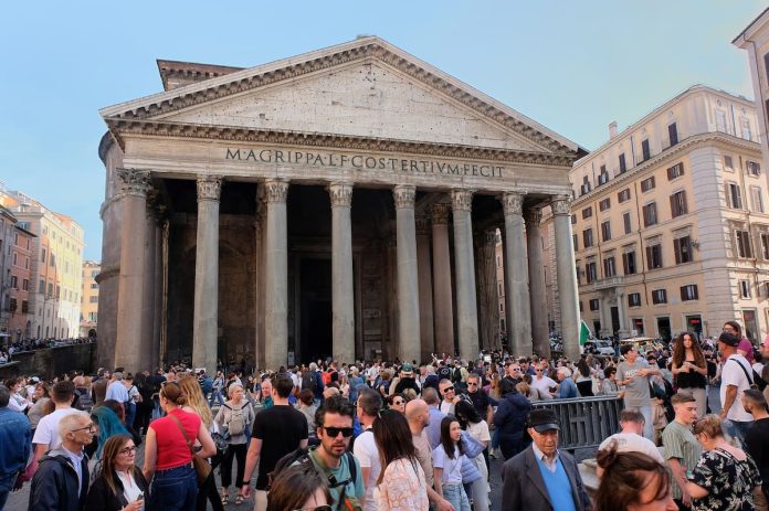 turistas-afuera-del-panteon-de-LSOJP4S5ZVCRFDYG2ORLBLQ6EQ.JPG