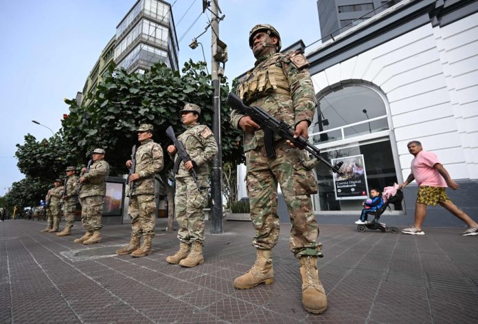 uniformados-peruanos-patrullan-las-calles-de-lima-RUD32KH5A5EFRBAXOABFAAFDCU.JPG