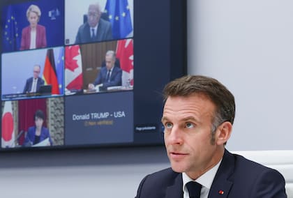 El presidente francés, Emmanuel Macron, preside una videoconferencia de los líderes del G7 para abordar las consecuencias de la guerra en Irán en la economía mundial, en medio del conflicto entre Estados Unidos e Israel con Irán, en el Palacio del Elíseo en París, el miércoles 11 de marzo de 2026. (Gonzalo Fuentes, Pool Photo vía AP)
