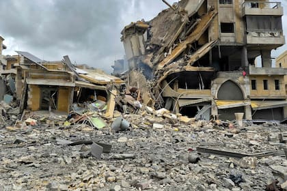 En la imagen se observa un edificio derrumbado tras el bombardeo israelí nocturno en Nabatieh, al sur del Líbano, el 6 de abril de 2026 (Foto: Abbas Fakih / AFP)